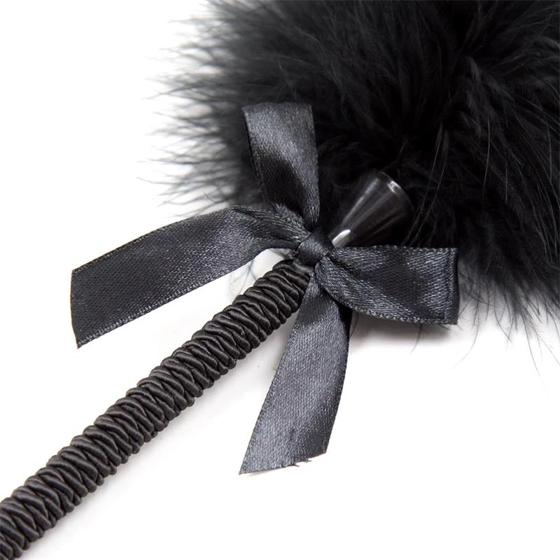 FETISH ADDICT FEATHER TICKLER WITH BOW BLACK 25cm - ΦΤΕΡΟ ΜΕ ΦΙΟΓΚΟ ΜΑΥΡΟ