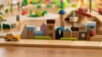 Ξύλινο Παιχνίδι Τουβλάκια  για την πόλη της Plan Toys