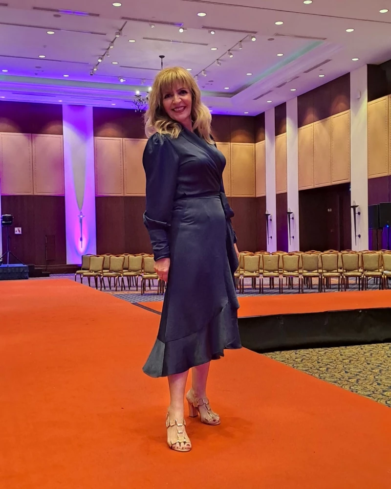 Σατέν κρουαζέ φόρεμα Elvira My Essential Wardrobe - Μπλέ σκούρο