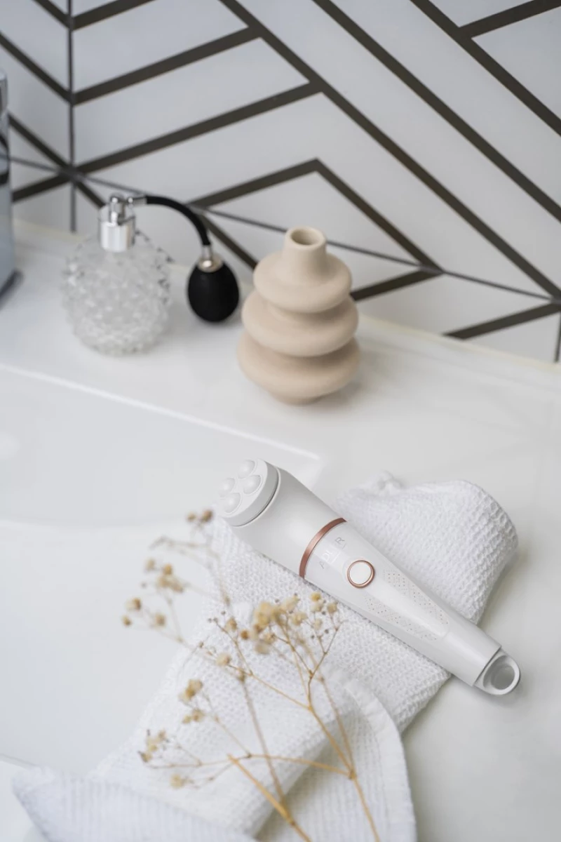 Adler AD 2178 facial cleansing brush Vibrating & rotating brush White Battery