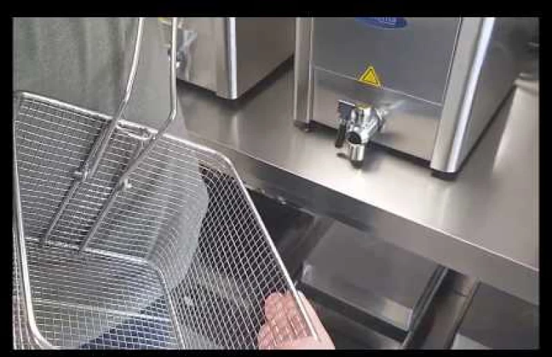 Deep Fryer - 16L - 1 Basket - with Drain Tap and Stand - 400V