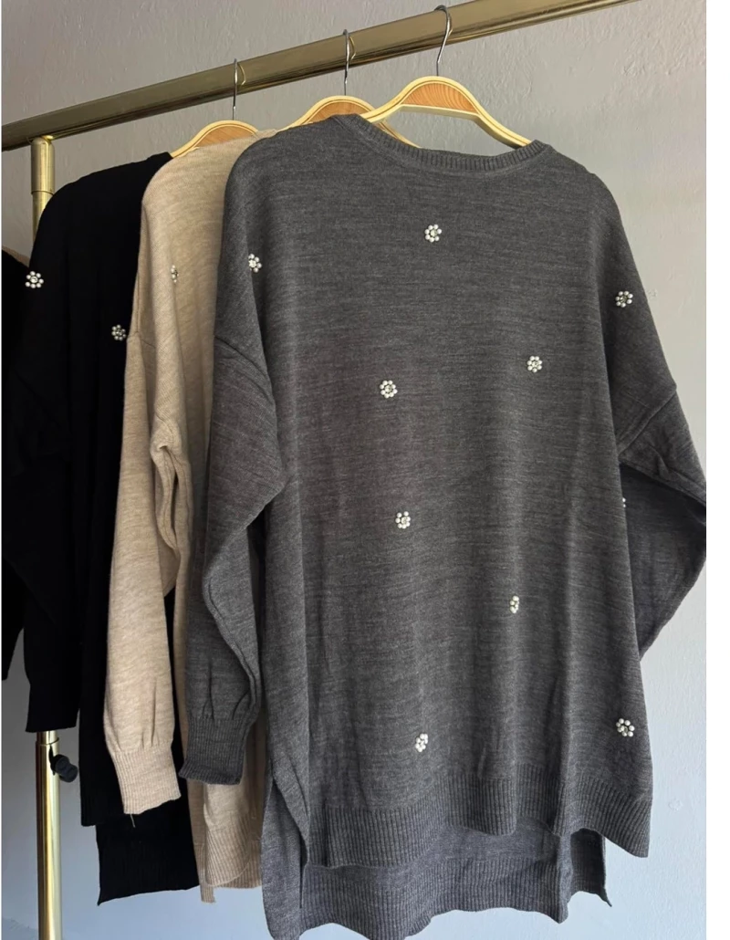 Πλεκτή μπλούζα oversized με περλένια λουλουδάκια